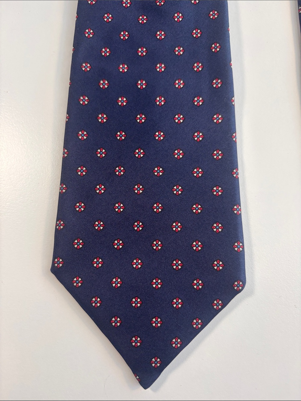 Men's Navy Tie with Small Red Medallion Pattern -603sku
